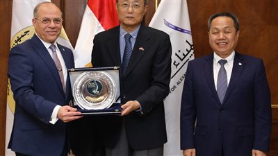 وفد صيني يزور ميناء الإسكندرية لبحث سبل التعاون المشترك 
