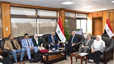 رئيس جامعة القناة يستقبل وفد مسئولي إدارة جائزة التميز الحكومي 