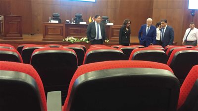 ترتيبات واستعدادات المؤتمر الصحفي في البنك المركزي 