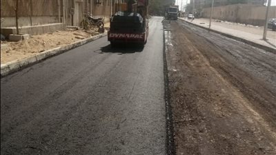فرد طبقة الأسفلتية في شارع مجمع المدارس بالإسماعيلية (صور) 