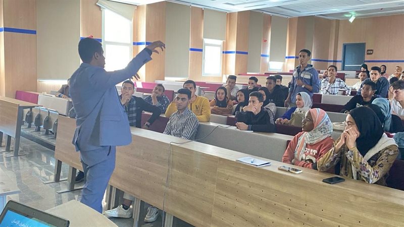 ندوة تثقيفية لطلاب