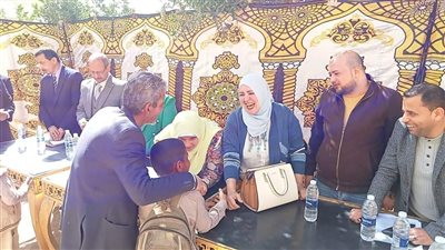تعليم الفيوم تكرم مدرسة لنجاحها في إعادة 25 طالبا متسربين من التعليم