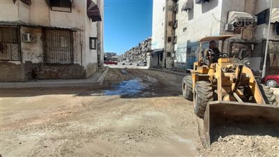 استكمال أعمال تطوير الطرق وعمل بالوعات للأمطار بمنطقة زمزم في بورسعيد (صور)