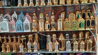 شارع مكة في الإسماعيلية يزدحم بالمواطنين لشراء زينة رمضان (فيديو وصور) 