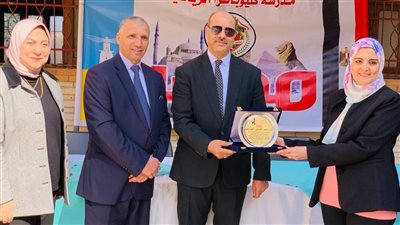 مدير تعليم الإسكندرية يُكرّم مدرسة كليوباترا الرياضية لفوزها بكأس بطولة المدارس الرياضية