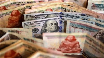 تقرير دولي يحدد قيمة الجنيه أمام الدولار والدين الخارجي لمصر خلال عامين