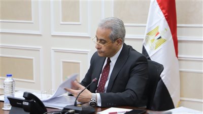 ورقة ورقة، وزير العمل يراجع مستندات تراخيص مراكز تدريب مهني خاصة