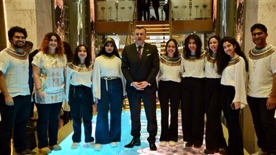 وزير السياحة يختتم المشاركة في بورصة برلين السياحية بلقاء عدد من الشباب المصري 