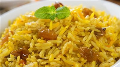 طريقة عمل الأرز الأصفر بالزبيب، مشرف في العزومات
