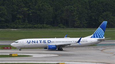 لحظة سقوط إطار طائرة أمريكية على متنها 235 راكبا في الجو (فيديو)