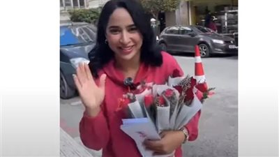 إهانة أم تكريم، فيديو لمدونة جزائرية توزع المال بالشارع بمناسبة يوم المرأة يثير زوبعة