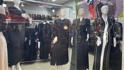 تبدأ من 500 جنيه والمطرزة بنقوش رمضانية بـ 480 جنيها، أسعار العبايات الحريمي في عيد الأم (فيديو وصور)