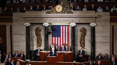 الكوفية الفلسطينية وقبعة ترامب ودبوس طالبة التمريض، مشاهد تحمل رسائل بخطاب حالة الاتحاد (صور)