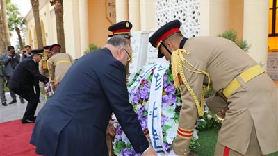 محافظ القاهرة يضع إكليلا من الزهور على مقابر شهداء المنطقة العسكرية