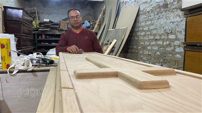 حرفة الأجداد يتوارثها الأبناء.. عائلة باسم بالمنيا تخصصت في صناعة توابيت الموتى.. ويؤكد: العميل يحدد نوع الخشب المناسب له (فيديو وصور) 
