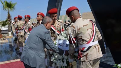 محافظ الإسماعيلية يضع إكليلًا من الزهور على النصب التذكاري احتفالا بيوم الشهيد 