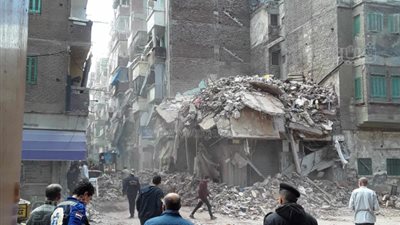 بعد مصرع وإصابة 6 أشخاص، تفاصيل انهيار عقار مكون من 3 طوابق بمنطقة الورديان في الإسكندرية (بث مباشر)