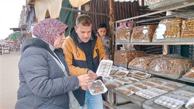 إعدام طن مواد غذائية و200 لتر عصائر وألبان خلال حملة رقابية بالدقهلية