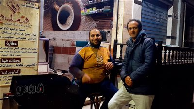 «رمضان جانا».. بائع بن بالغربية يجذب انتباه المارة بصوته العذب وأناشيد الشهر الكريم (فيديو)