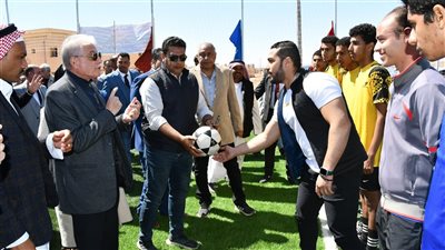 محافظ جنوب سيناء يفتتح أول ملعب خماسي بقرية رأس النقب بطابا