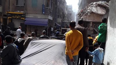 مصرع وإصابة 6 أشخاص.. الحماية المدنية تواصل رفع أنقاض عقار الورديان المنهار (بث مباشر)