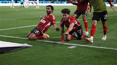 لاعبو الأهلي يحتفلون بحصول إمام عاشور على أفضل لاعب في مباراة الزمالك (فيديو)