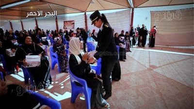الداخلية تواصل توزيع عبوات غذائية على الأسر الأكثر احتياجًا مجانا (صور)