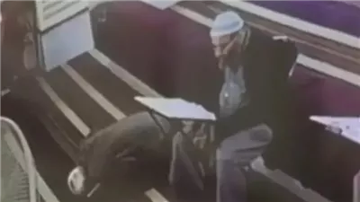 حاضنا للمصحف، لحظة وفاة أردني خلال سجوده داخل مسجد في محافظة الزرقاء (فيديو)