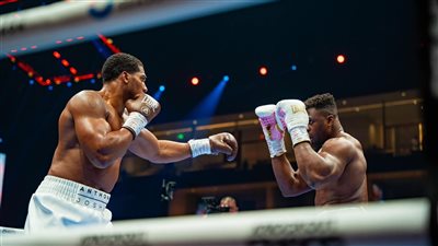 بالقاضية، جوشوا يقضي على نجانو في الجولة الثانية في أشرس نزال بموسم الرياض (فيديو)