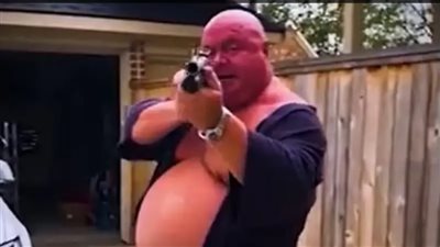  يقتل زوجته ويوثق الجريمة بالفيديو، والمحكمة عاقبته بالسجن 10 سنوات فقط (فيديو)