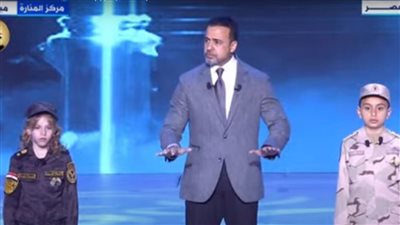 مصطفى حسني يقدم فقرة 