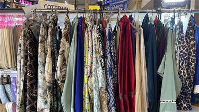 أسعار إسدالات الصلاة في الأسواق خلال موسم عيد الأم (فيديو وصور)