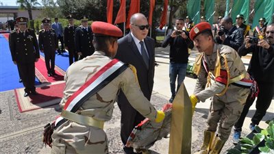 محافظ أسيوط ومدير الأمن يضعان إكليل الزهور على قبر الجندي المجهول بذكرى يوم الشهيد