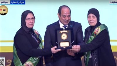 السيسي يكرم أسر الشهداء خلال الندوة التثقيفية للقوات المسلحة