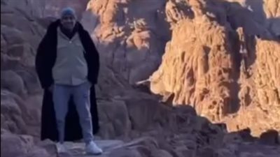 بلوجر كويتي يكشف طقسا غريبا للزوار أعلى جبل موسى في سيناء (فيديو)