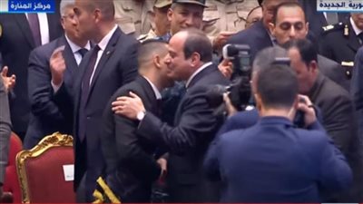 السيسي يلبي طلب أحد الحاضرين للندوة التثقيفية الـ39 للقوات المسلحة: 