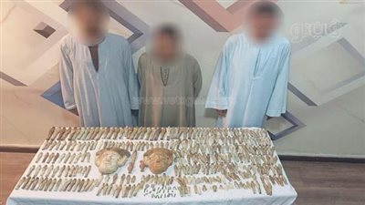 حلم الدولارات ضاع، حبس تشكيل عصابي بحوزتهم 437 قطعة أثرية ببني سويف