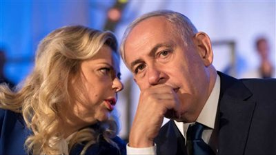 اتهام زوجة نتنياهو بالتهرب من مقابلة عائلات الأسرى الإسرائيليين