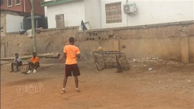 أفريقيا منجم الذهب الكروي، أطفال غانا يستعرضون مهاراتهم في كرة القدم بالشوارع (فيديو وصور)