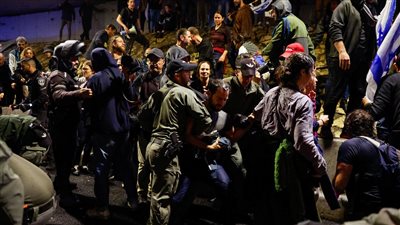 إلقاء قنبلة واعتقال متظاهر في اشتباكات بين الشرطة ومحتجين يطالبون باستقالة نتنياهو