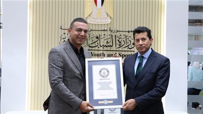 وزير الرياضة يهنئ علي عبده على تسجيل رقمه القياسي الخامس في موسوعة جينيس