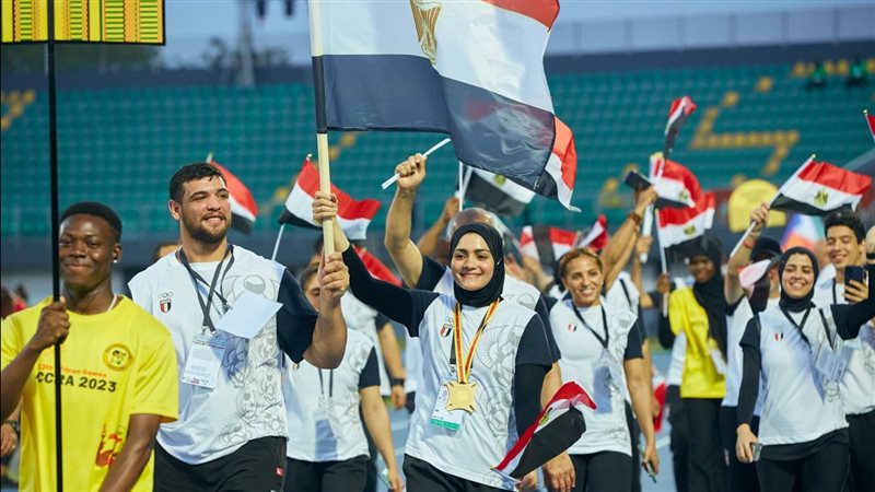 منة شعبان ترفع علم