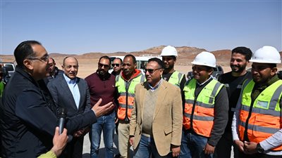 رئيس الوزراء يجرى حوارًا مع العاملين بمشروع تطوير وتوسعة مطار سانت كاترين 