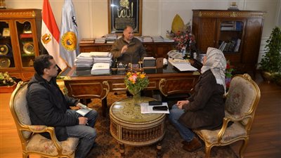 محافظ أسيوط يبحث سبل زيادة الاستثمارات وتنمية المناطق الصناعية