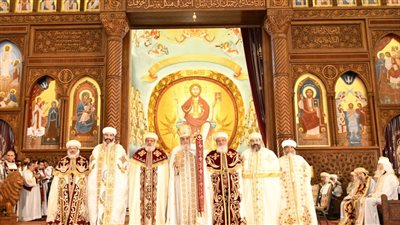 ظهر جالسا في القداس، البابا تواضروس يعلن تفاصيل حالته الصحية 