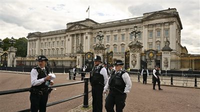 سيارة تصطدم ببوابة قصر باكنجهام والشرطة البريطانية تعتقل السائق