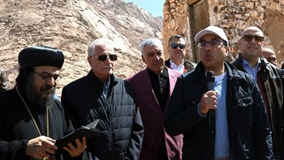 رئيس الوزراء يصعد أعلى تبة هارون ويستمع لوجهة النظر الدينية والأثرية حول جبل التجلي (صور)