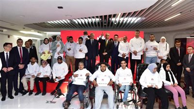 وزير العمل ومحافظ الجيزة يسلمان عقود عمل لذوي الهمم