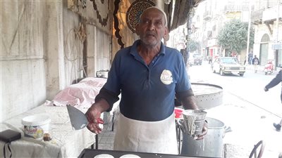 إقبال كبير على الكنافة والقطايف في أسواق الإسكندرية قبل ساعات من شهر رمضان