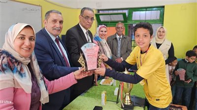 وكيل مديرية التربية والتعليم بالبحيرة يكرم عددا من الفائزين علي مستوى الجمهورية